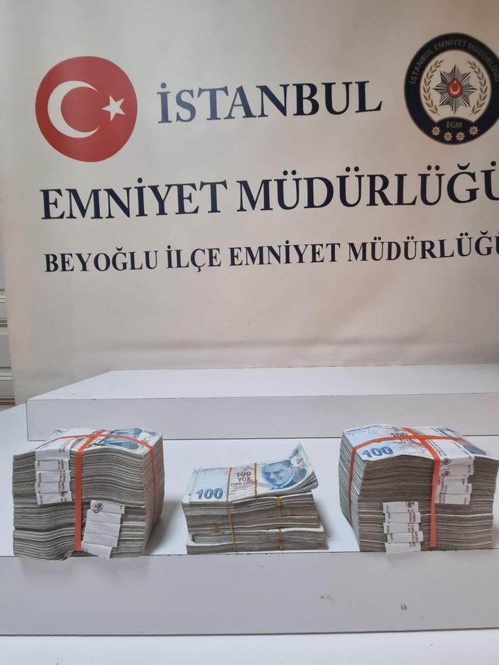 i İstanbul’da yaşlı kadını' FETÖ' yalanıyla dolandırdılar