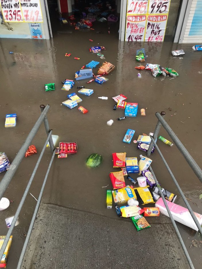 Maltepe’de yağmur yağdı, dükkanları su bastı