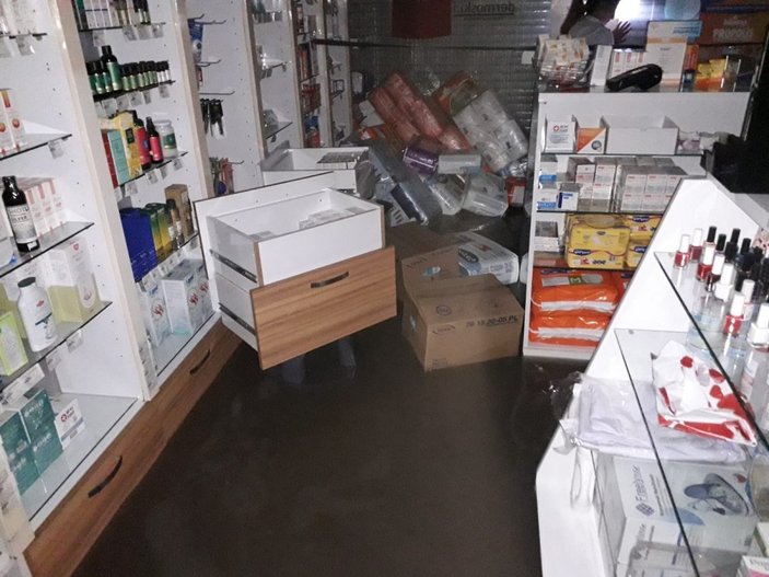 Maltepe’de yağmur yağdı, dükkanları su bastı
