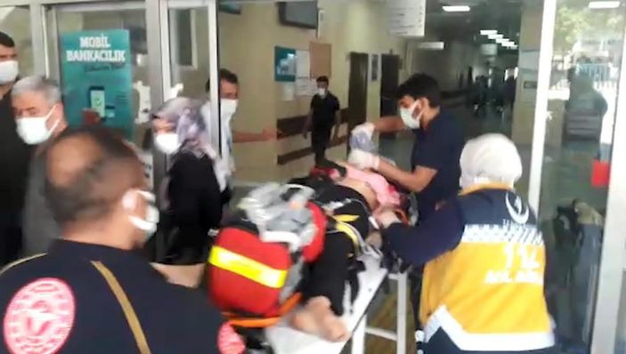 Şanlıurfa'da cam silerken beton zemine düştü