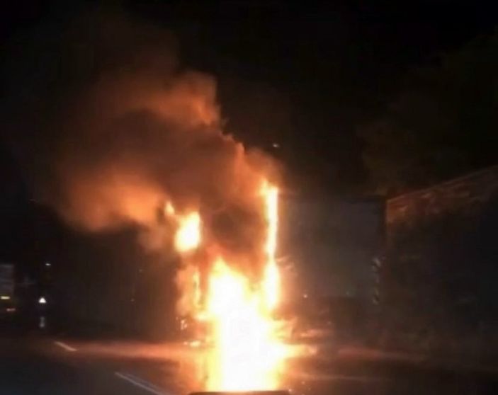 i Sakarya'da kamyon yolun ortasında alev aldı