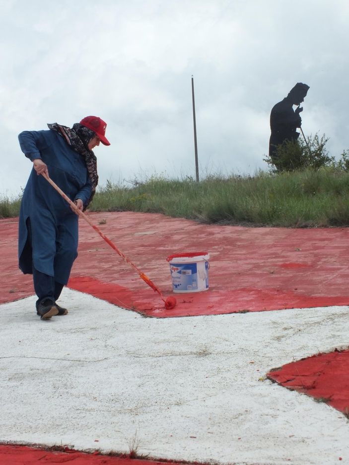 d Yozgatlı emekli, solan Türk bayrağının boyasını yeniliyor