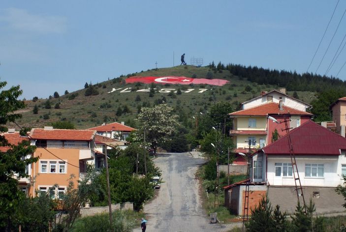 d Yozgatlı emekli, solan Türk bayrağının boyasını yeniliyor