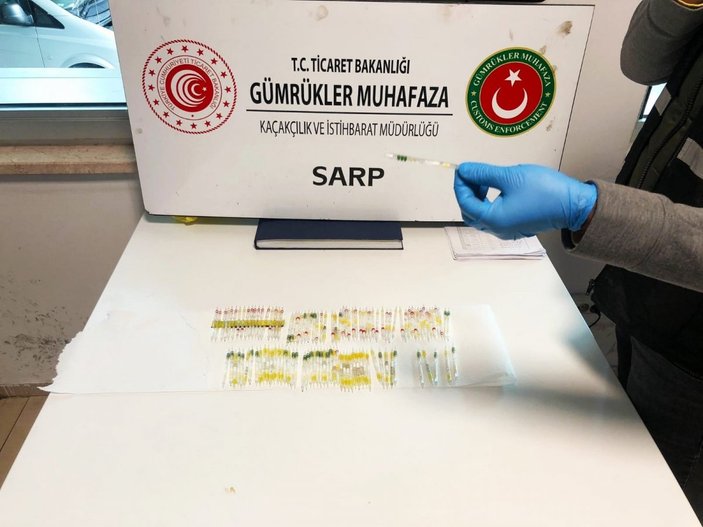 Sarp Sınır Kapısı'nda 230 tüp arı ve kobra yılanı zehri ele geçirildi