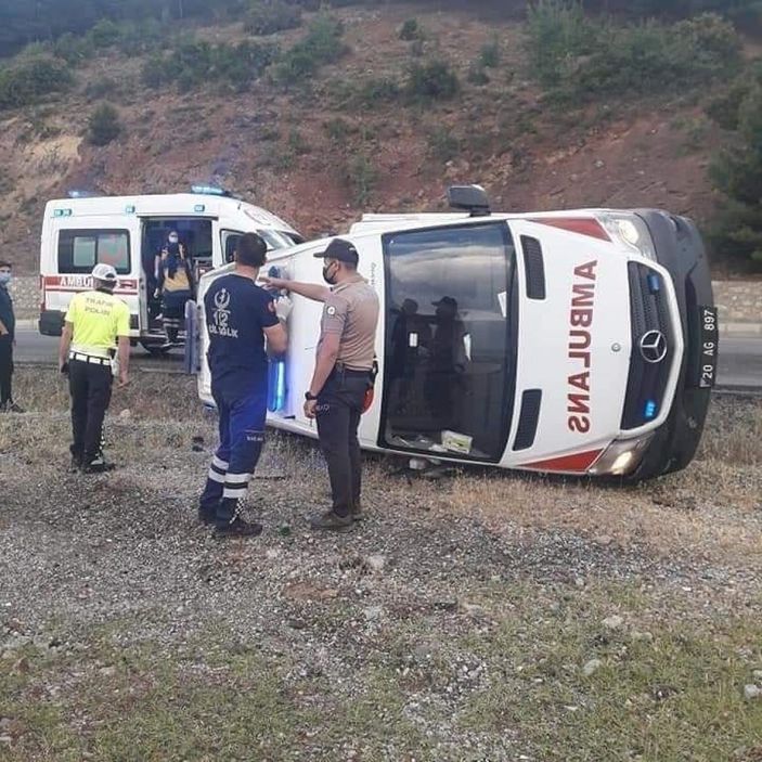 Denizli'de ambulans devrildi: 4 yaralı