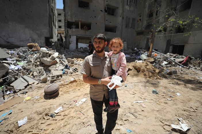 İsrail saldırısında evleri yıkılan 7 kişilik aileden baba ile kızı kurtuldu