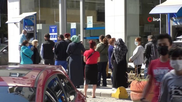 Avcılar'da banka sırası bekleyen kadınlar arasında kavga