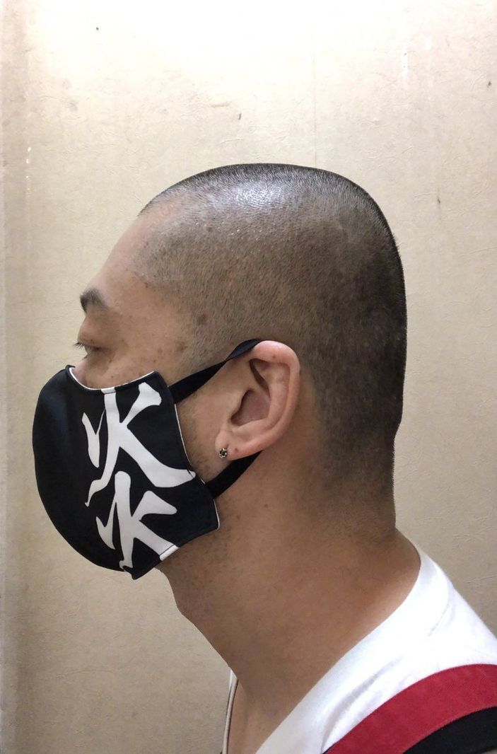 i Japonya’da sattığı yemekten saç çıkınca, saçlarını kazıttı