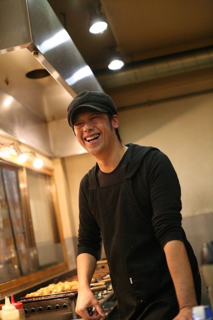 i Japonya’da sattığı yemekten saç çıkınca, saçlarını kazıttı