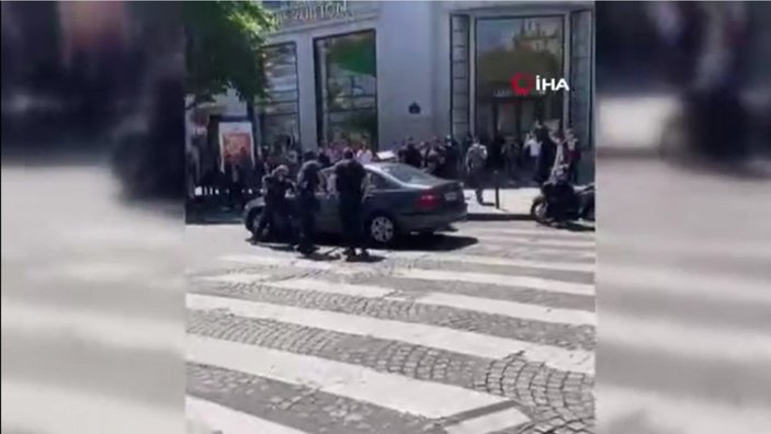 Fransa’da, otomobilini kalabalığın üzerine sürdü