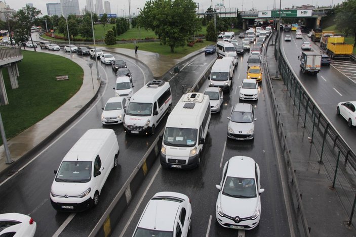 Kağıthane’de kaza: Otomobil yan yattı