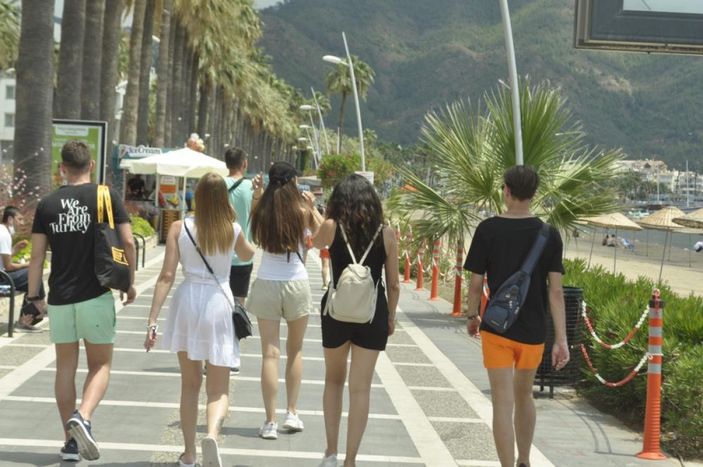 i Marmaris'te işletmeler müşterilerine kavuştu