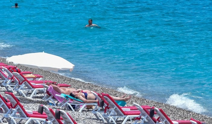 Antalya'da mesafeli şezlonglarda sahil keyfi