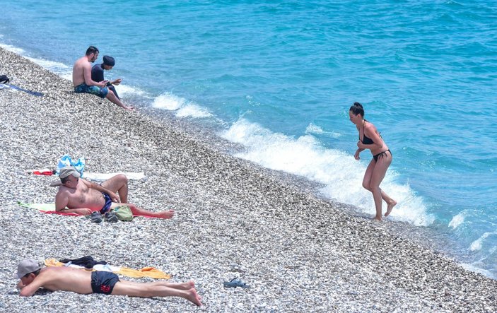 Antalya'da mesafeli şezlonglarda sahil keyfi