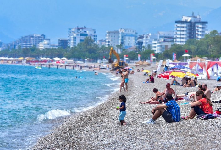 Antalya'da mesafeli şezlonglarda sahil keyfi