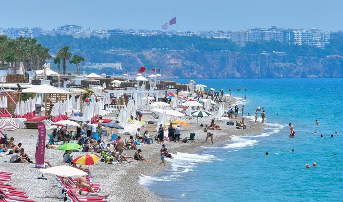 Antalya'da mesafeli şezlonglarda sahil keyfi