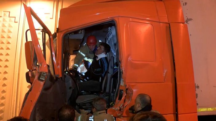 d Bayrampaşa’da kazayı görüp yavaşlayan tıra başka bir tır çarptı