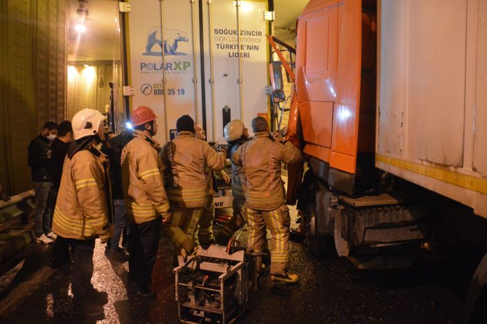 i Bayrampaşa’da kazayı görüp yavaşlayan tıra başka bir tır çarptı