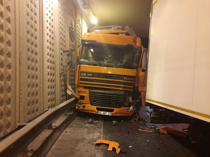 d Bayrampaşa’da kazayı görüp yavaşlayan tıra başka bir tır çarptı