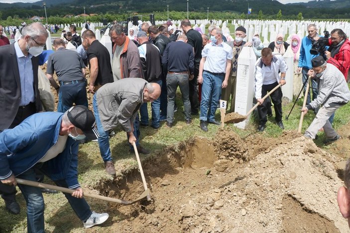 Bosna Hersek'teki savaşta katledilen 5 kurban toprağa verildi