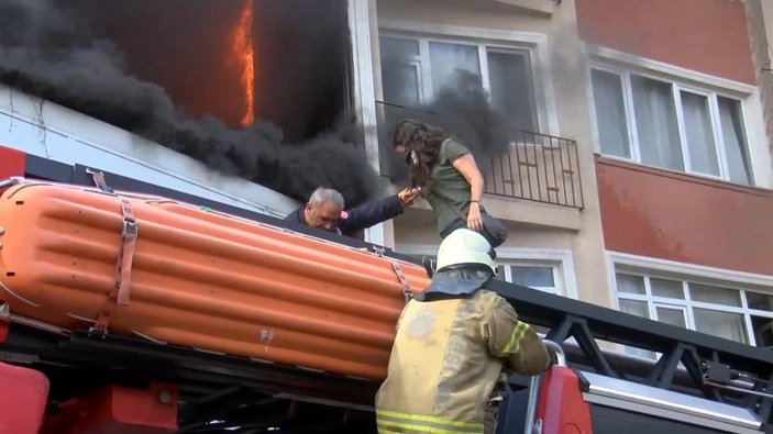 Beyoğlu'nda halı fabrikasında çıkan yangın 5 katlı binaya sıçradı