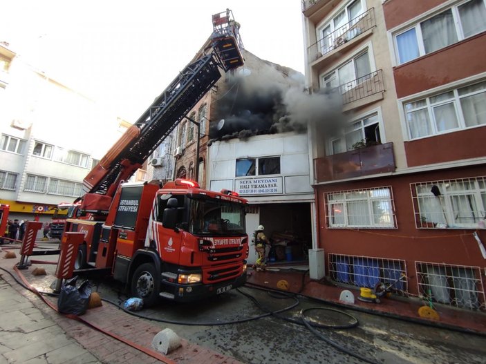 Beyoğlu'nda halı fabrikasında çıkan yangın 5 katlı binaya sıçradı