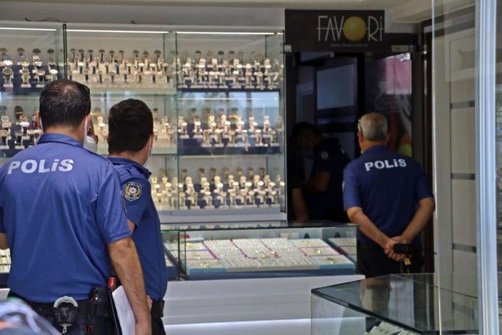 Antalya'da kuyumcu soygunu: 40 bin lira değerindeki altınlarla kaçtı