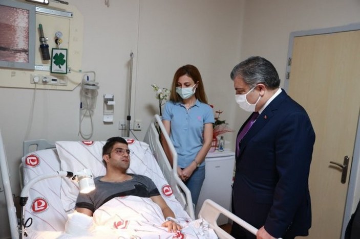 Fahrettin Koca, saldırıya uğrayan Doktor Ertan İskender'i ziyaret etti