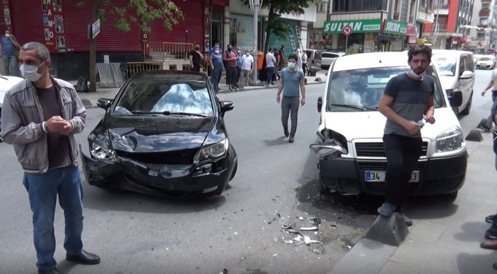 Sultangazi’de üç aracın karıştığı kaza
