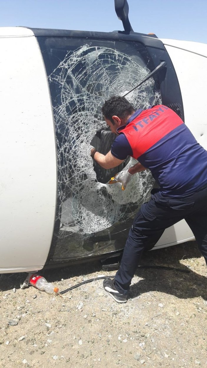 Van’da düzensiz göçmenleri taşıyan araç yan yattı