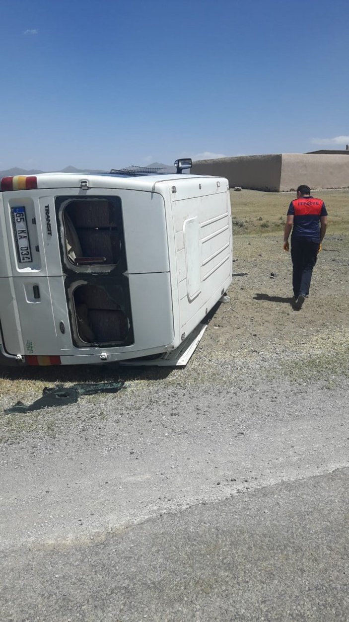 Van’da düzensiz göçmenleri taşıyan araç yan yattı