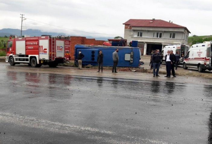 Samsun'da mahkumları taşıyan cezaevi ring aracı devrildi