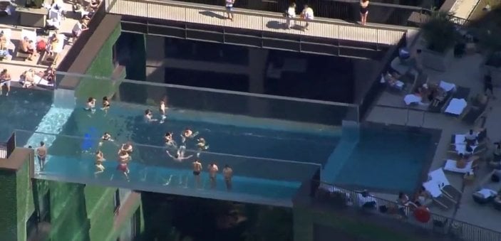 Londra'da, dünyanın ilk transparan havuzuna ziyaretçi akını