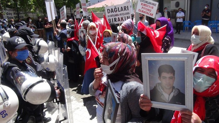Van’da 32 ailenin HDP binası önündeki evlat nöbeti devam ediyor