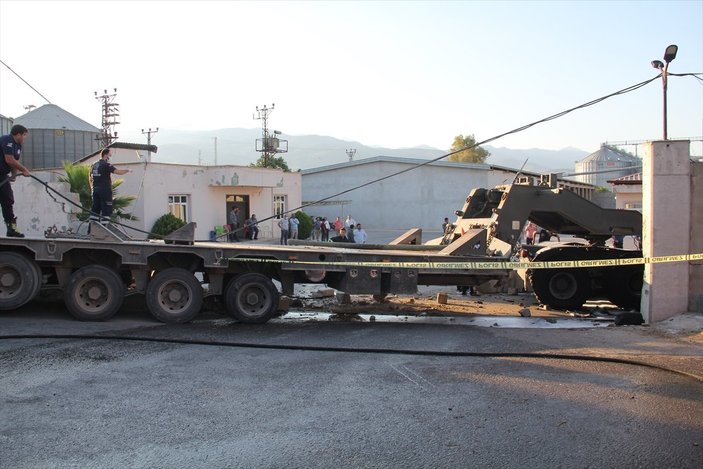 Hatay'da askeri tır, çırçır fabrikasının duvarına çarptı: 2 şehit