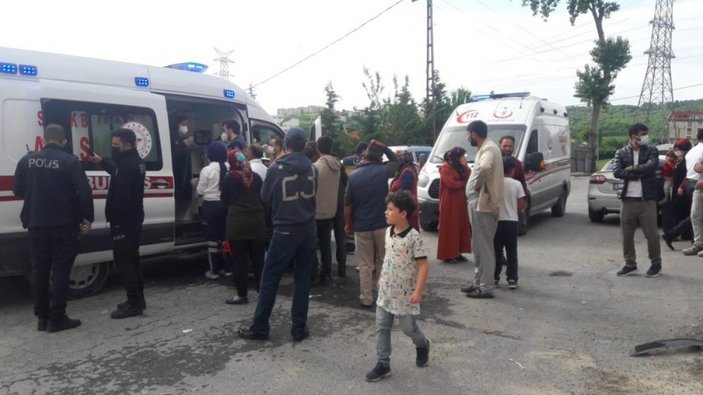 Arnavutköy’de freni boşalan minibüs inşaat iskelesine çarptı