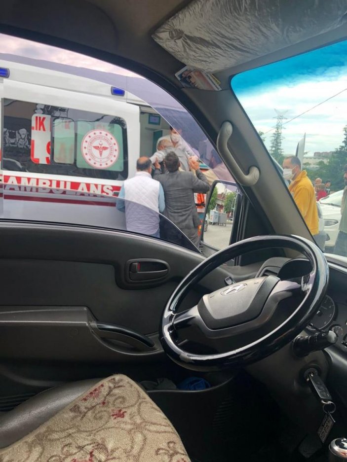 Arnavutköy’de freni boşalan minibüs inşaat iskelesine çarptı