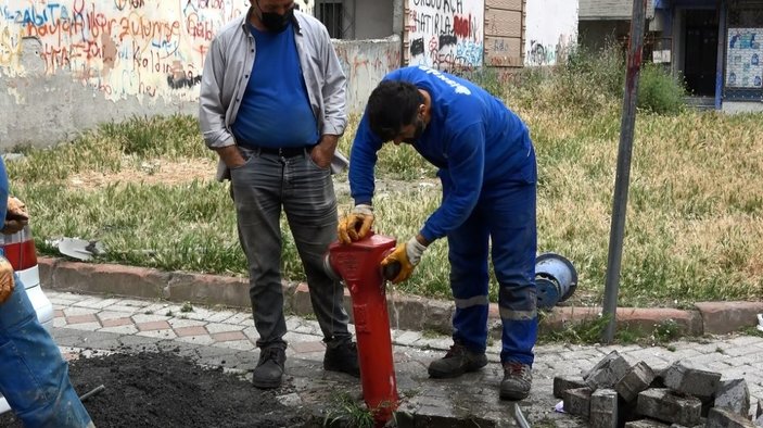 Sultangazi'de yangın hidrant vanası patladı