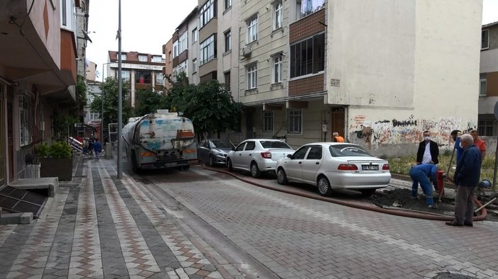 Sultangazi'de yangın hidrant vanası patladı