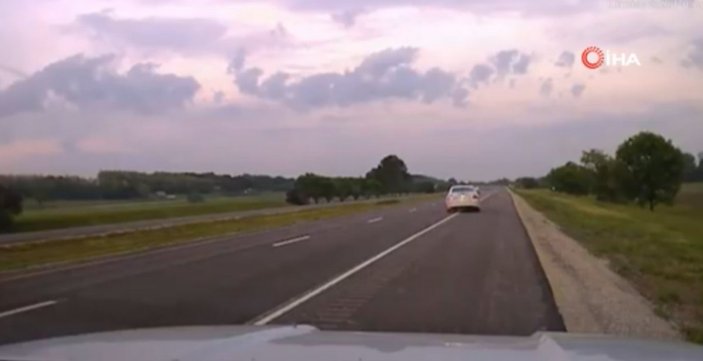 ABD’de aşırı hız yapan alkollü sürücü, boş yolda polis aracına çarptı