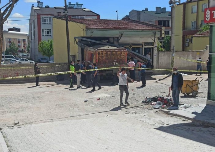 Konya'da freni patlayan kamyon beyaz eşya dükkanına girdi