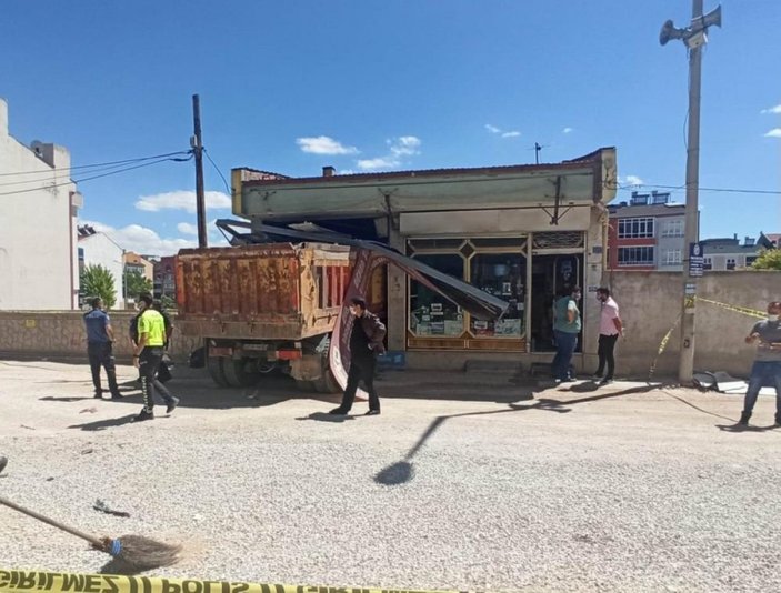 Konya'da freni patlayan kamyon beyaz eşya dükkanına girdi