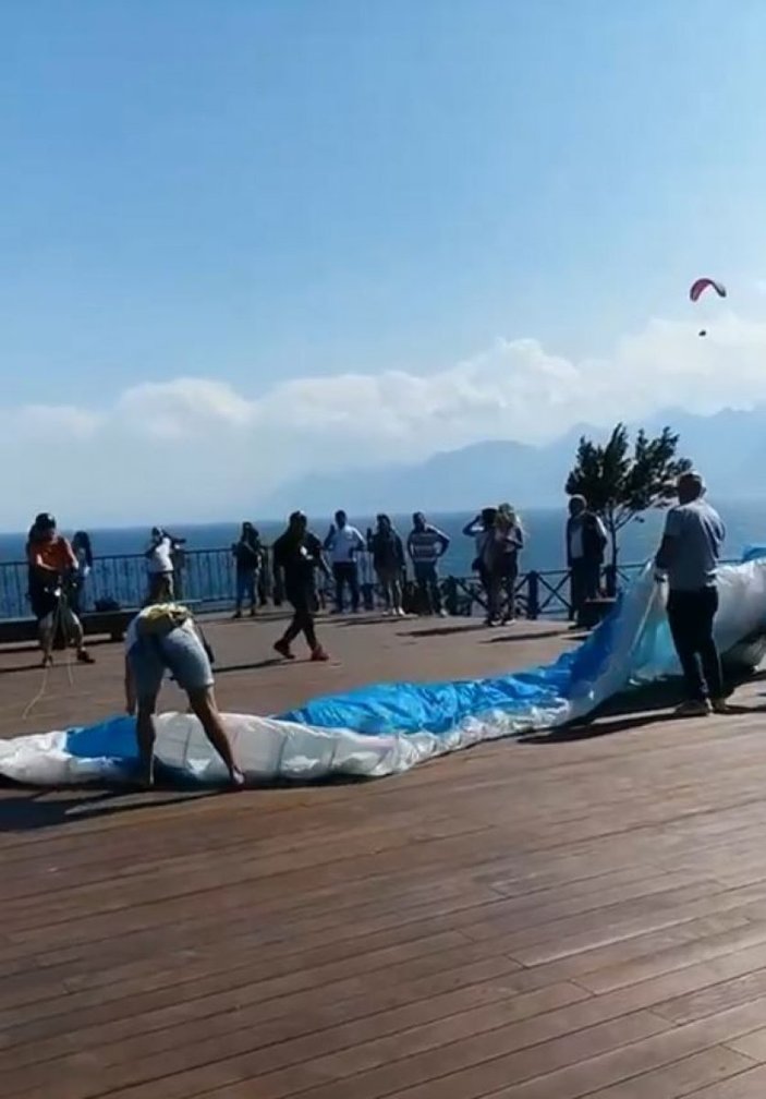 Antalya'da uçuşa hazırlanan paraşütçü yere çakıldı