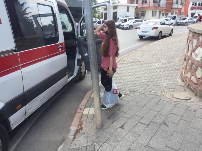 Adana'da kaldırımda yürüyen genç kızın başına merdiven düştü