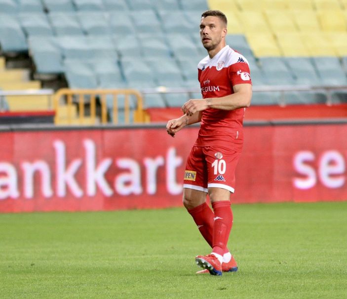 Lukas Podolski'den sosyal medya vedasına tepki