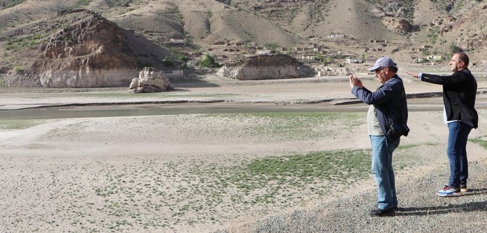 Erzurum Ayvalı Barajı'nın suları çekildi, evler gün yüzüne çıktı