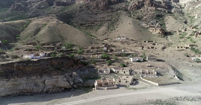 Erzurum Ayvalı Barajı'nın suları çekildi, evler gün yüzüne çıktı