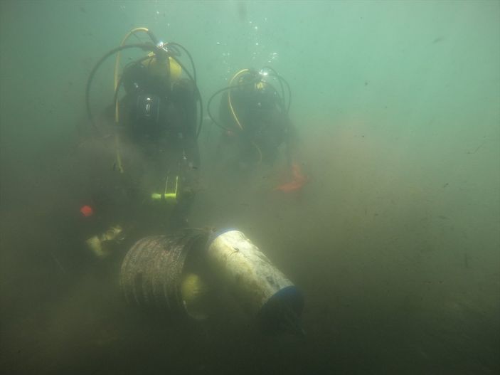 a İzmir'de Jandarma SAK Timi, denizde atık topladı
