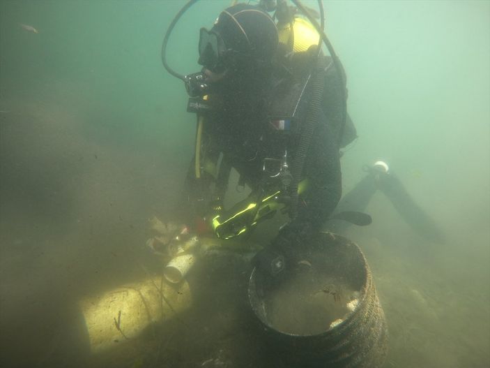 a İzmir'de Jandarma SAK Timi, denizde atık topladı