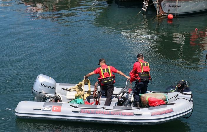 a İzmir'de Jandarma SAK Timi, denizde atık topladı